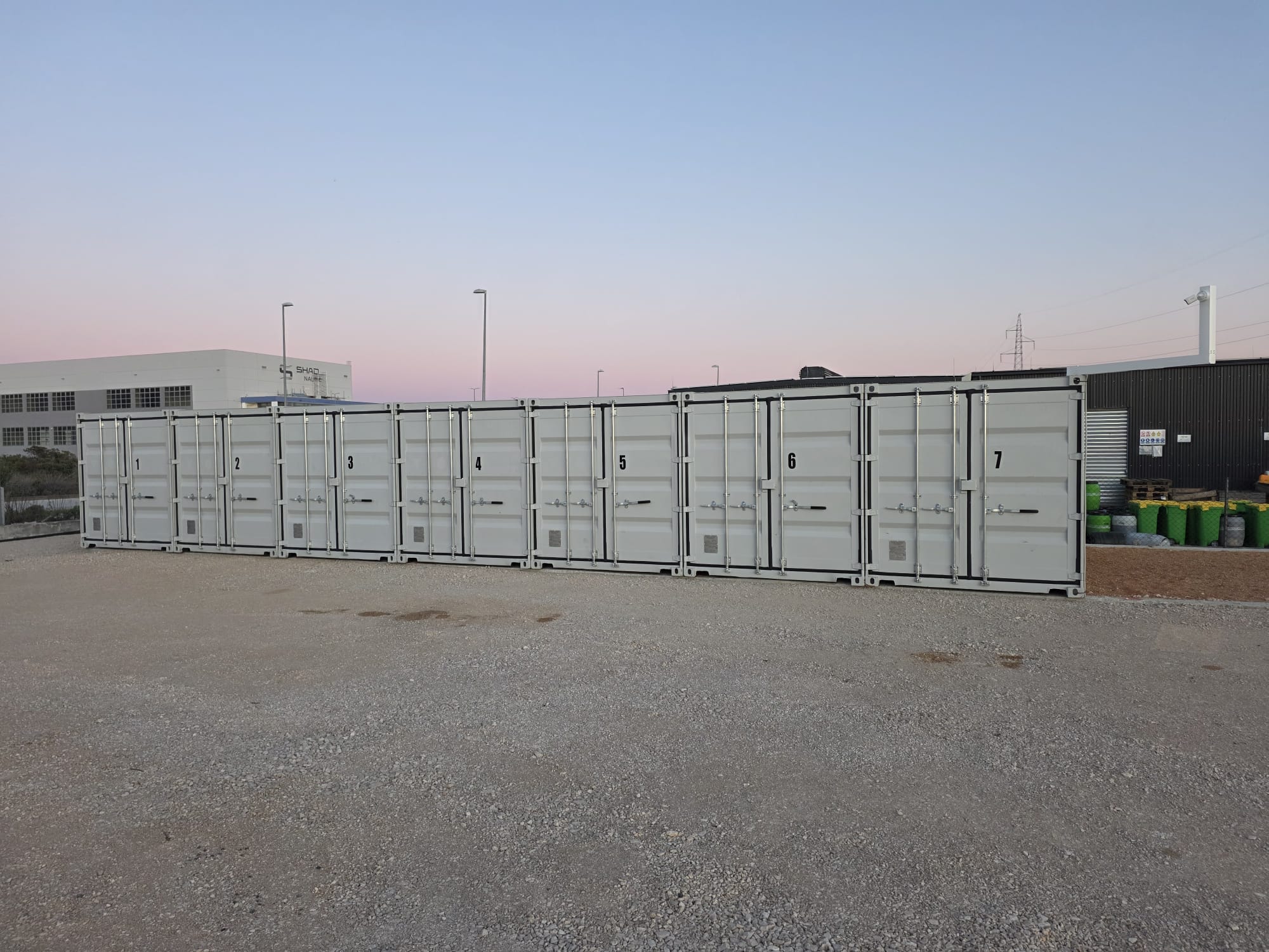 Red numeriranih skladišnih kontejnera Sibenal Storage
